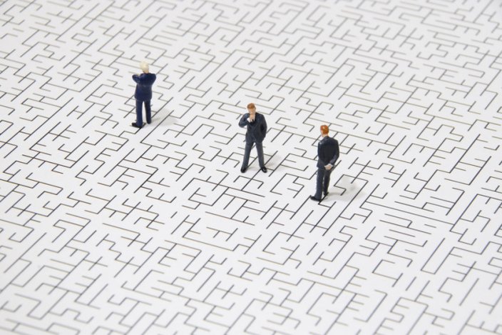 Miniaturfiguren im Streit, Vermittler dazwischen